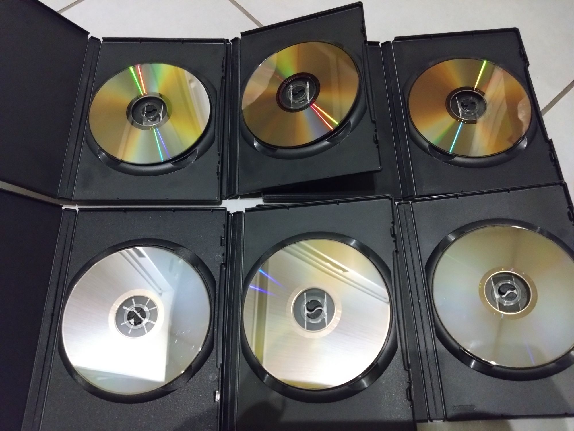 Filmy na płytach DVD 6 szt. + programy komputerowe PC World Komputer