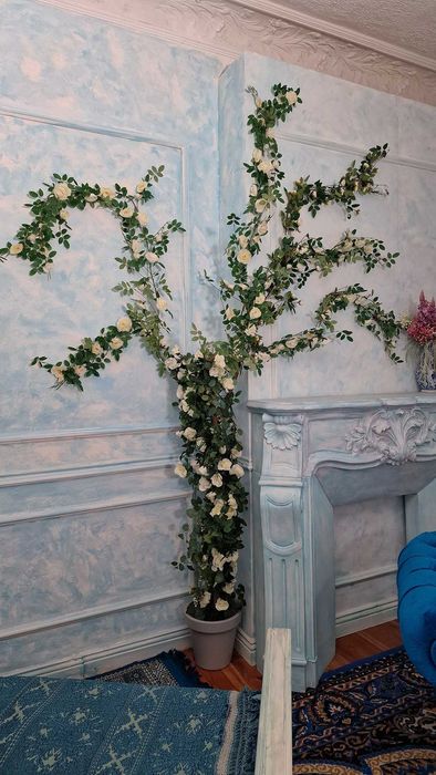 krzew - pnącze ze sztucznych róż