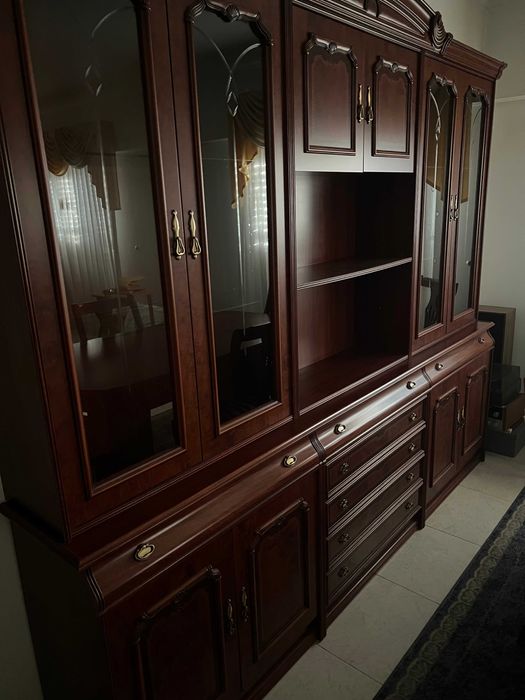 Conjunto de Sala de Jantar em Madeira (Mesa, 6 Cadeiras e Vitrine)