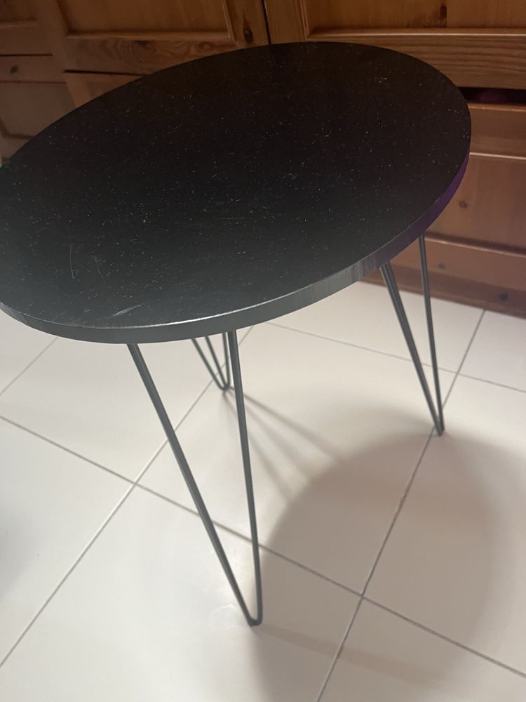 Mesa preta com 3 pes