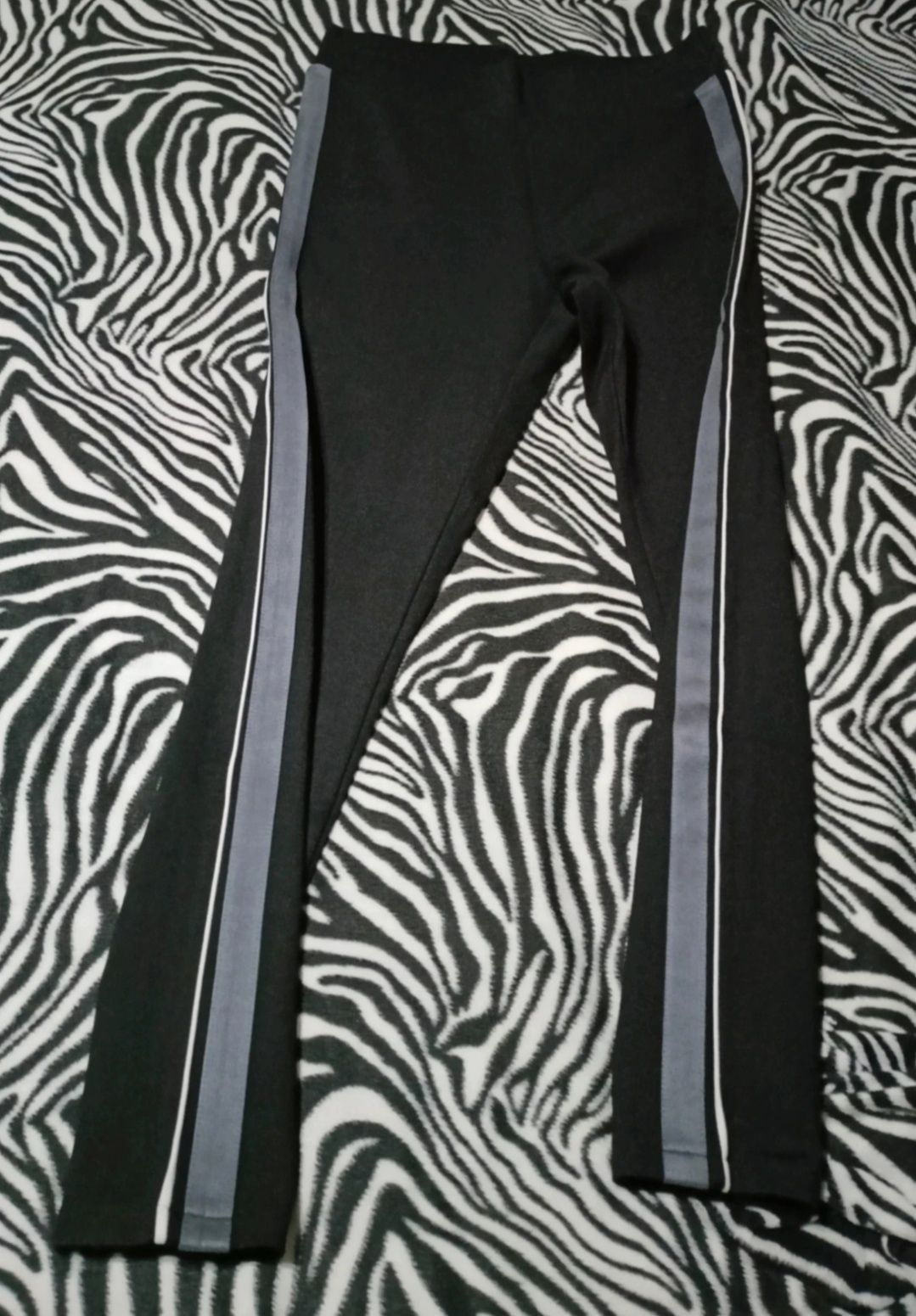 Czarne spodnie, legginsy z grubszego materiału, z lampasami, rozmiar L