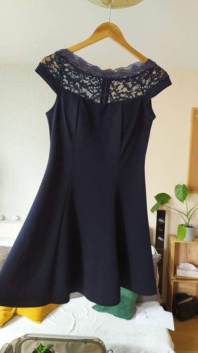 Sukienka z koronką.