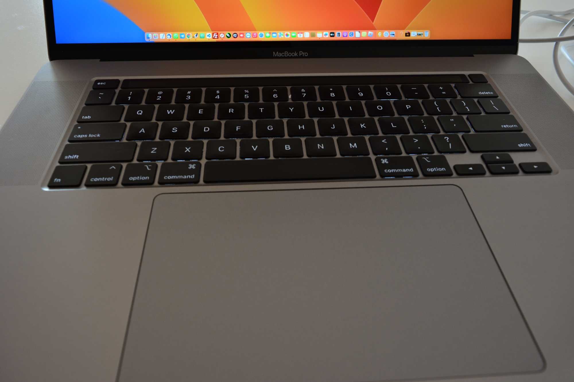 Macbook Pro 2019 16" i7 6 nucleos, 16GB, SSD 512GB, 480 ciclos.