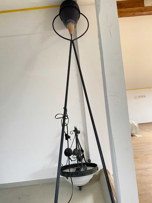 Mesa, cadeiras, 1 candeeiro alto, 2 teto.