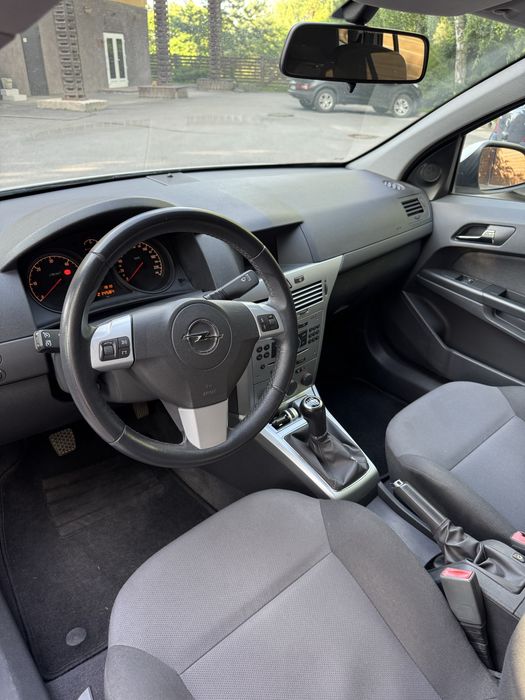свіжоприганий(вже на укр. номерах) Opel Astra H 2011 універсал 1.7 диз