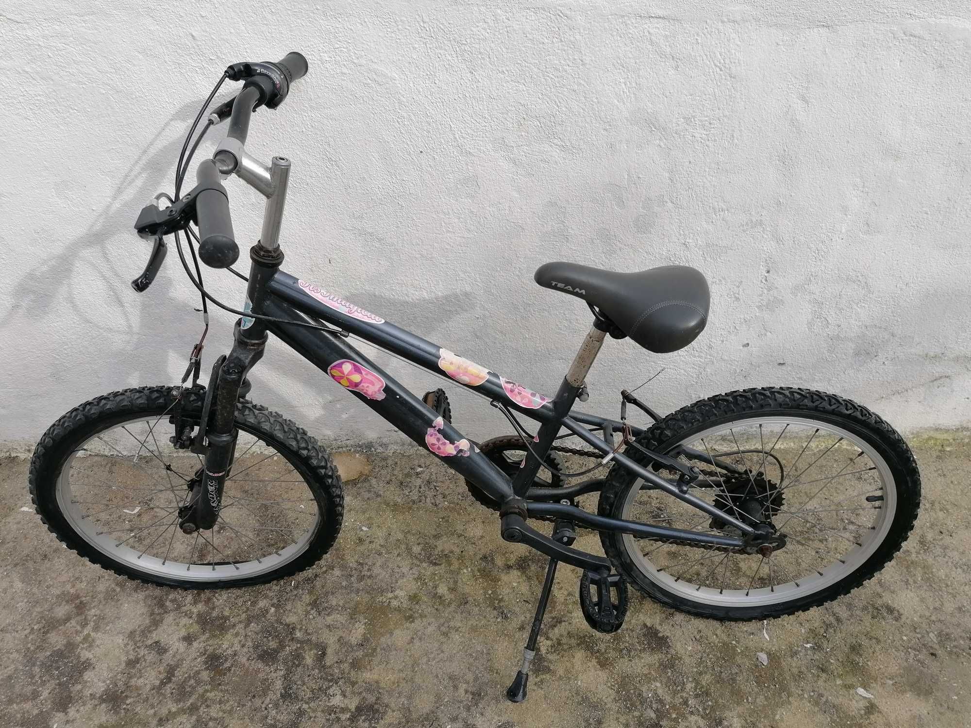 Bicicleta de criança (necessita pneus novos, 20'')
