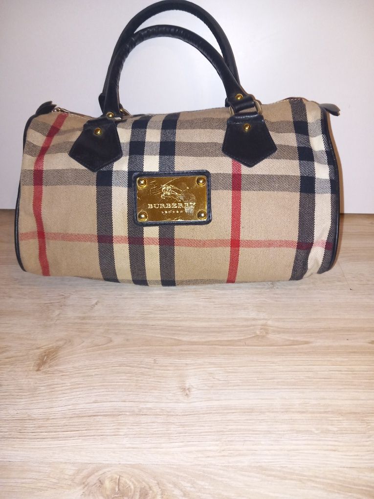 Burberry torebka kuferek