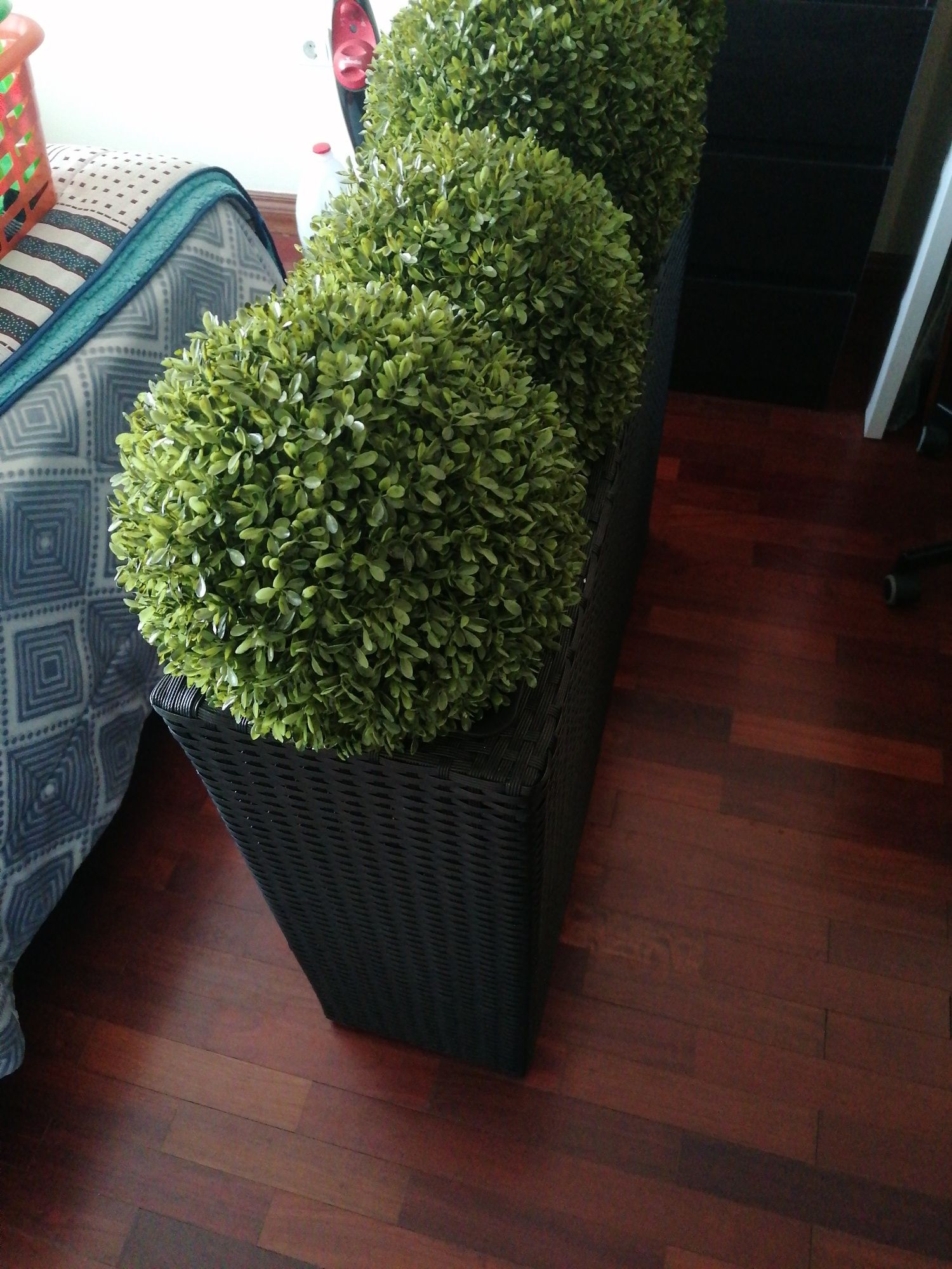 Floreira com bolas tipo arbusto