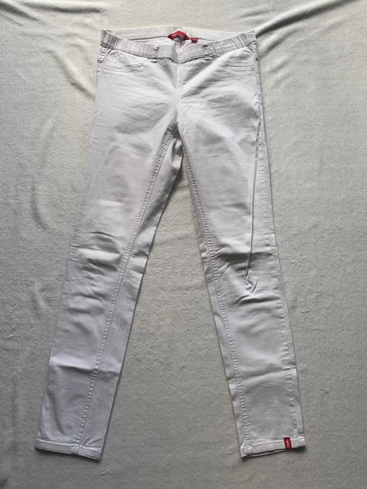 Białe spodnie rurki