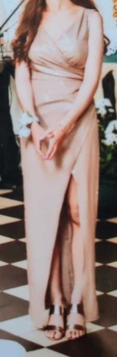 Złota sukienka z rozcięciem