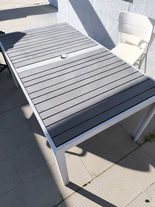 Mesa exterior c/ cadeiras e grelhador a carvão + utensílios