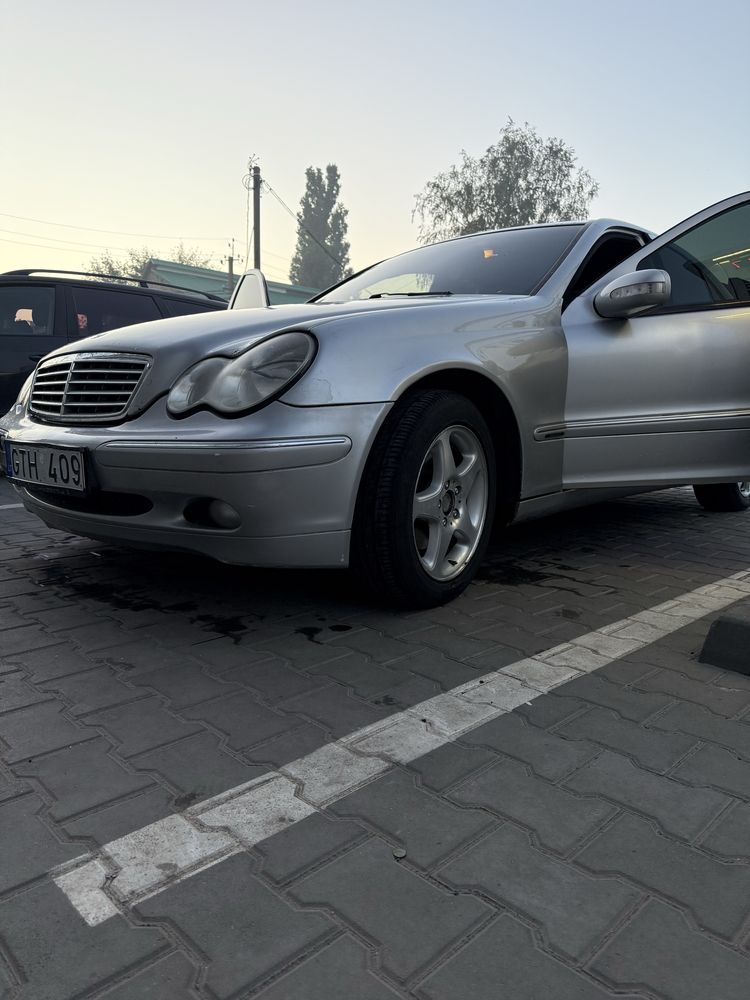 Мерседес w203 c220 2001 рік