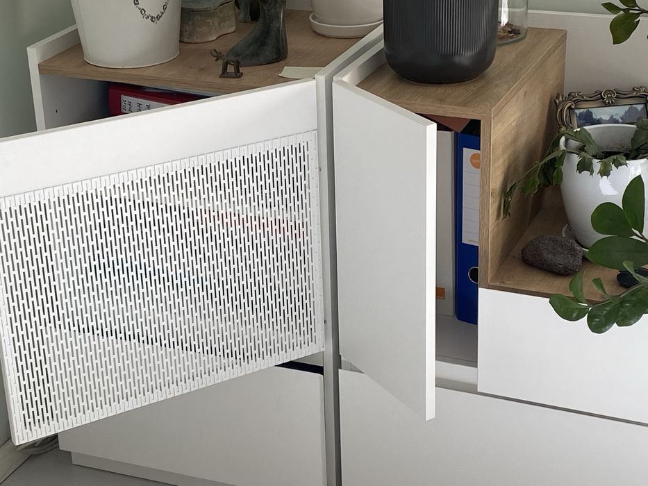 Meble Vox białe azurowe drzwiczki na gorze wykonczenie drewno kolordąb