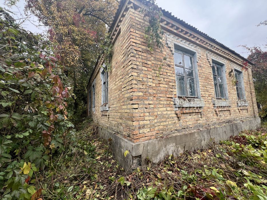 Продам ділянку з будинком поблизу центру міста Узин