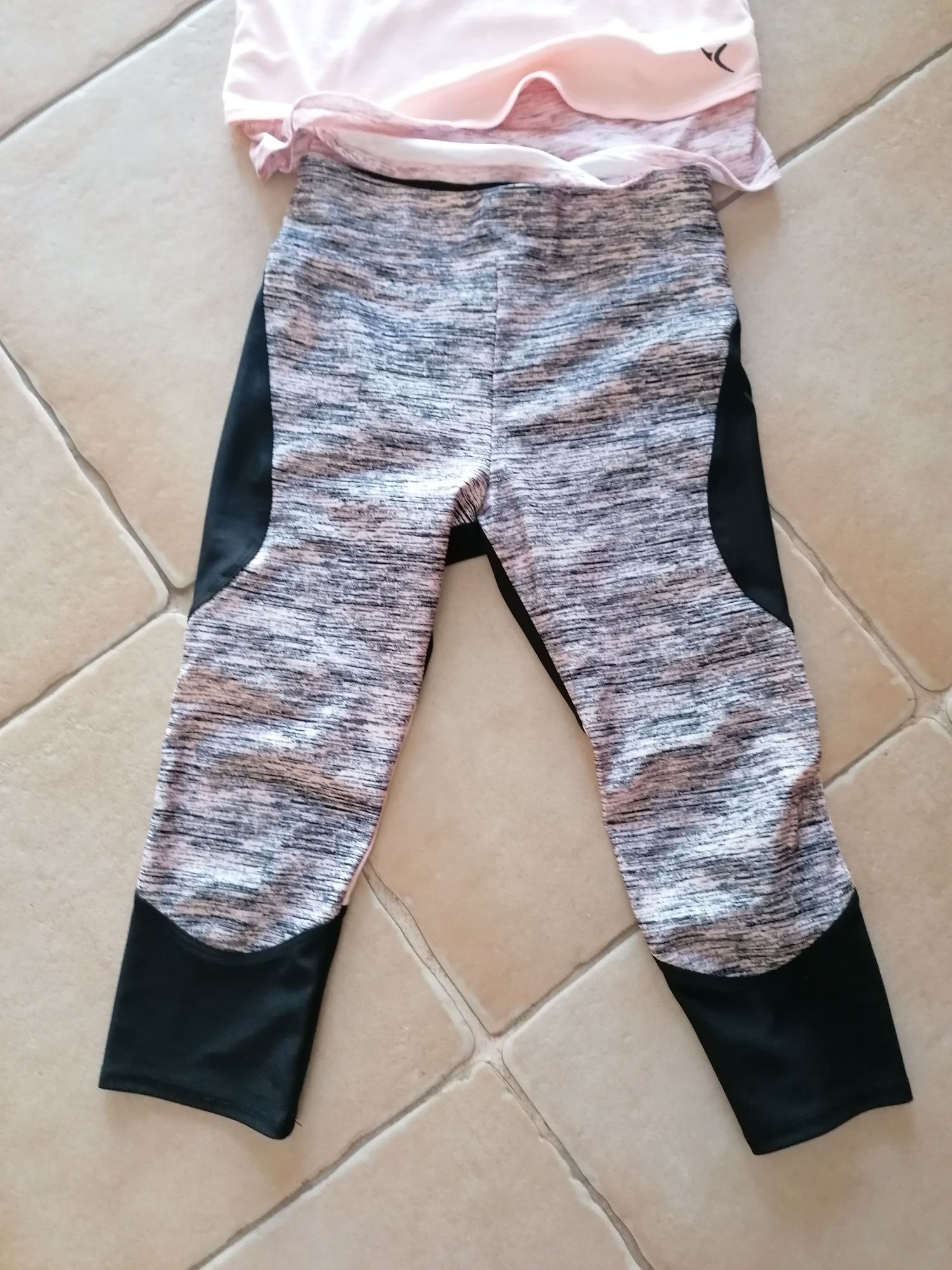 Conjunto de desporto t-shirt e leggings