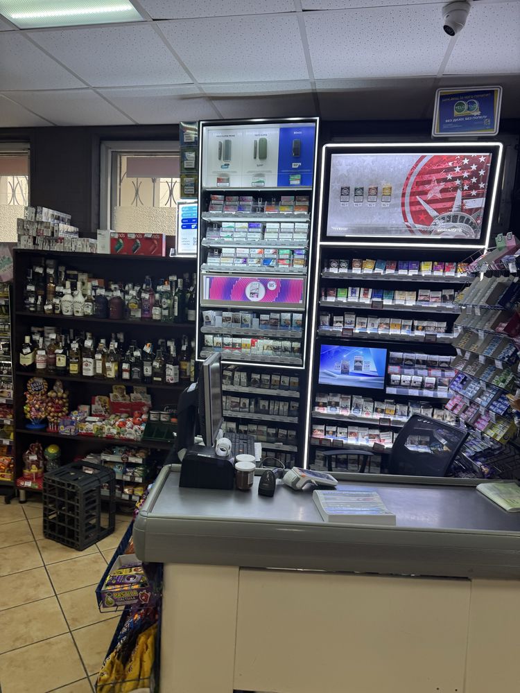 Діючий продуктовий магазин.
