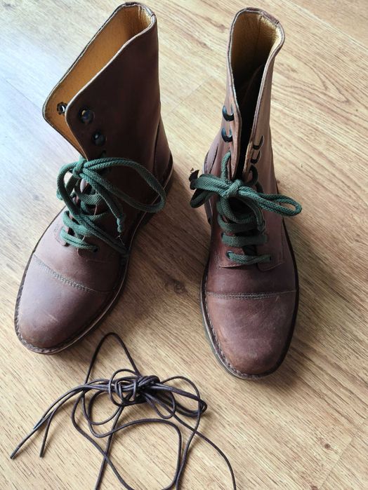 Botas castanhas em pele - Novas
