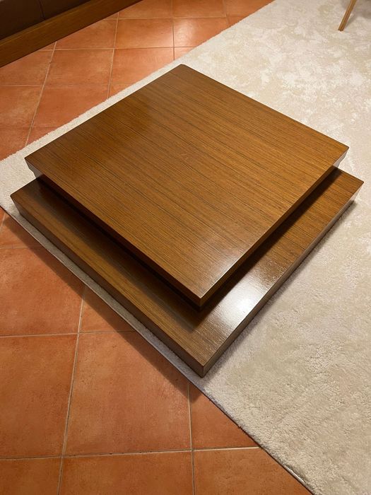 Mesa quadrada de madeira