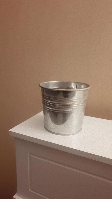 Metalowa srebrna doniczka osłonka na kwiaty IKEA Socker Hampton hit wy