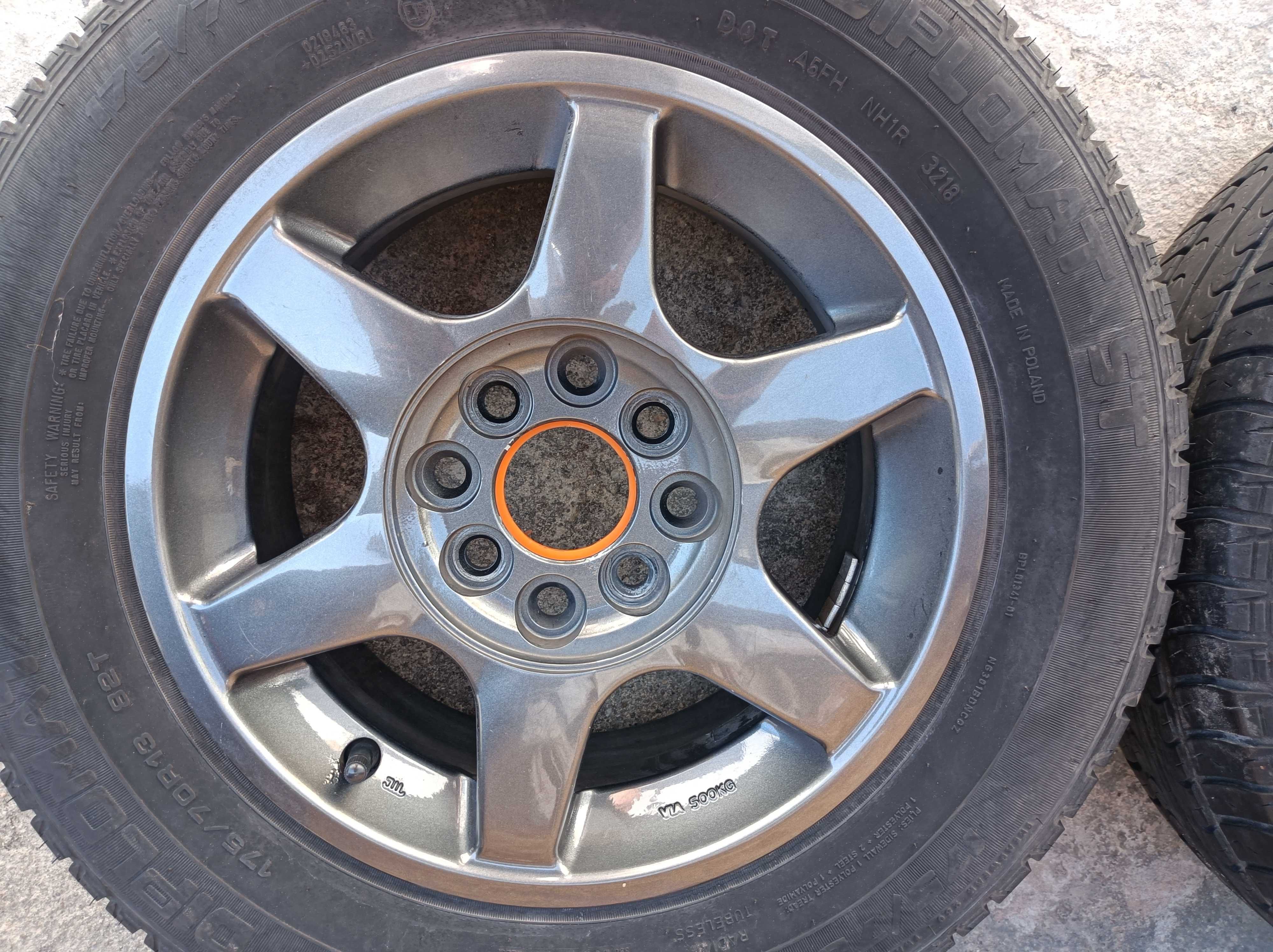 Vende-se 4 jantes cinza rato de furação 4/100 e pneus semi-novos.