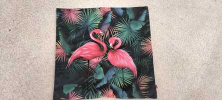 Czarna poszewka w różowe flamingi,45x45