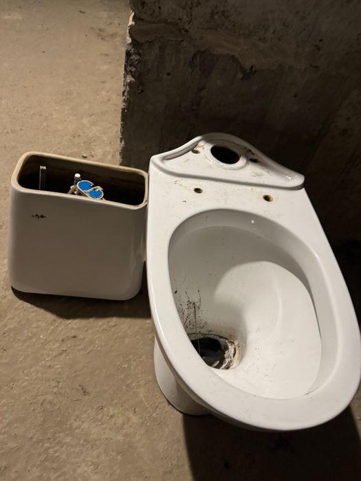 Продам унітаз з бачком,можна для робочих; під час ремонту.