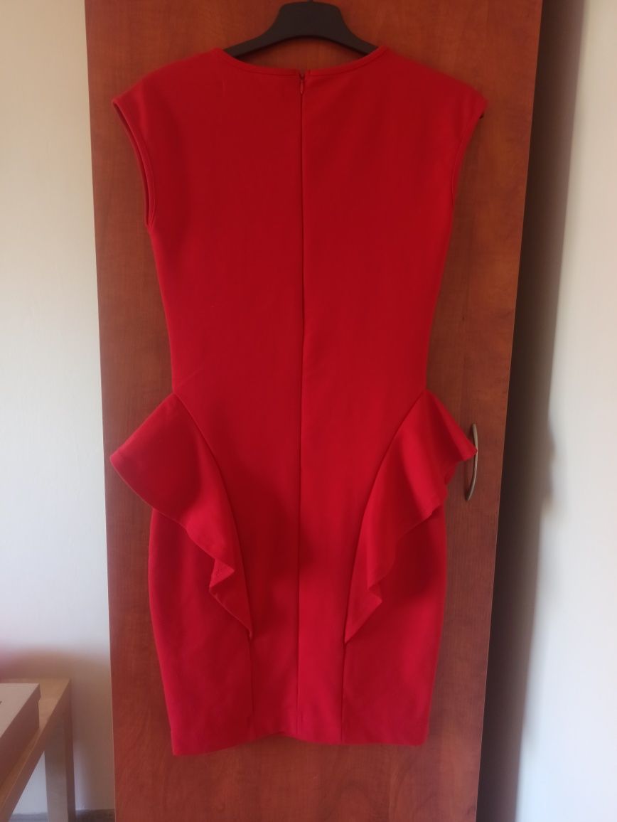 Elegancka czereona dopasowana sukienka