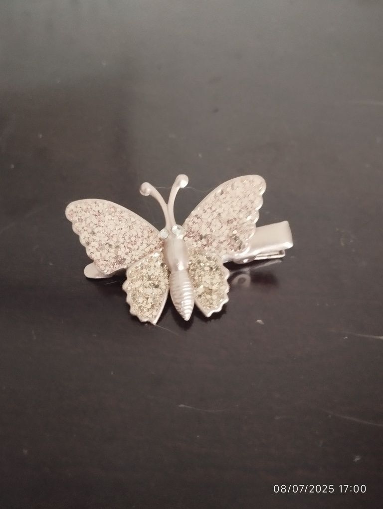"Alfinete" em forma de borboleta