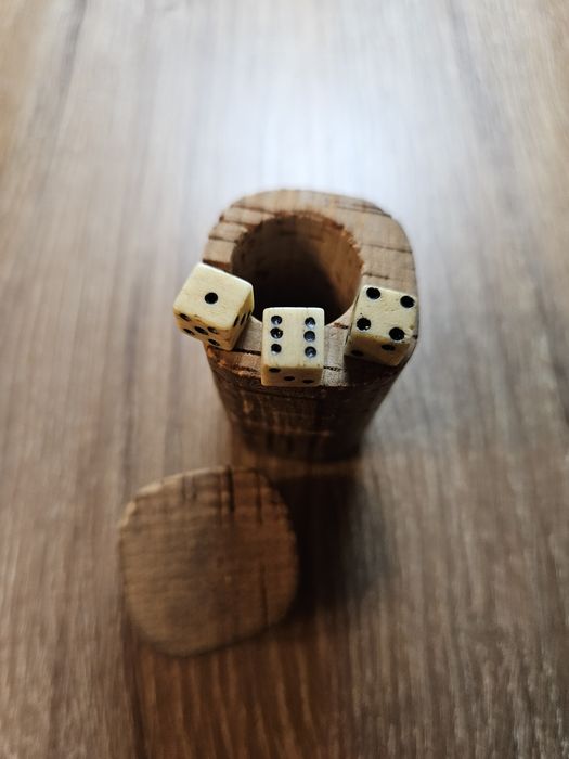 Gra w kosci miniaturowa  w korku po winie