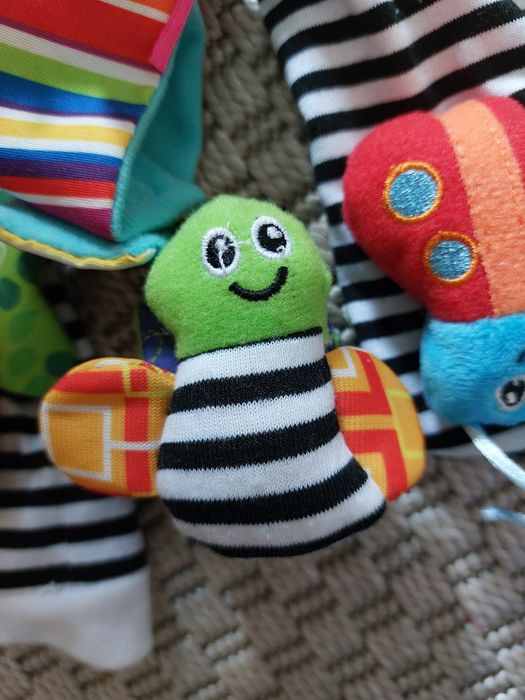 Meias e chocalhos montessori