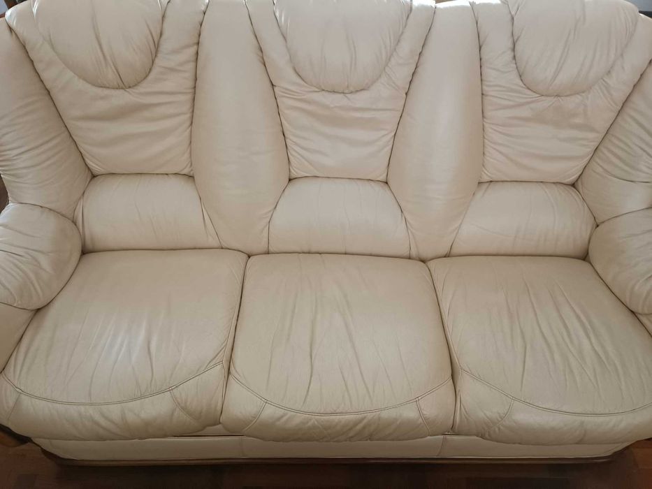 Sofá de três lugares em couro