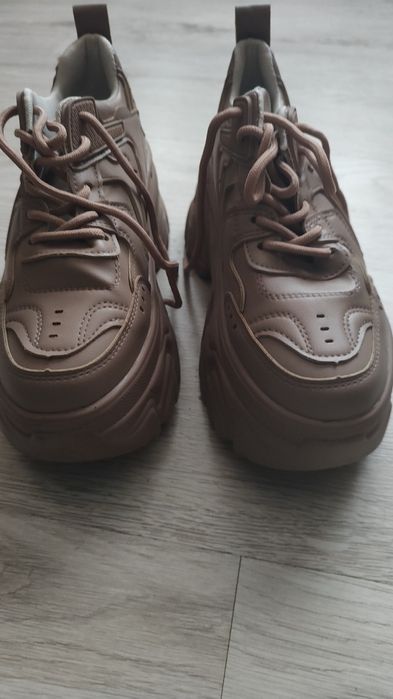 Зручні спортивні кросівки