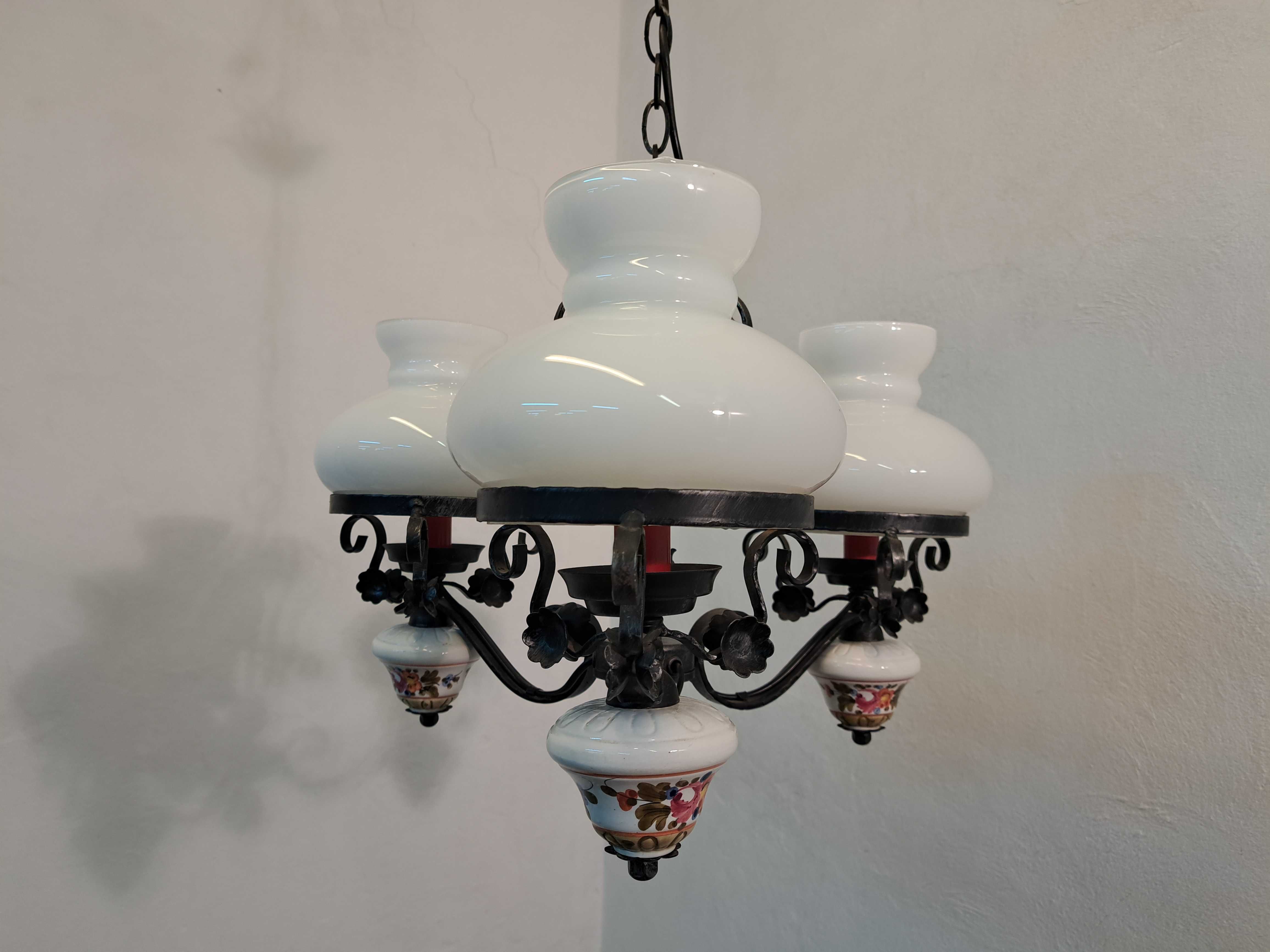 Lampa kuta biała a'la naftowa ceramiczny biało niebieski klosz kwiaty