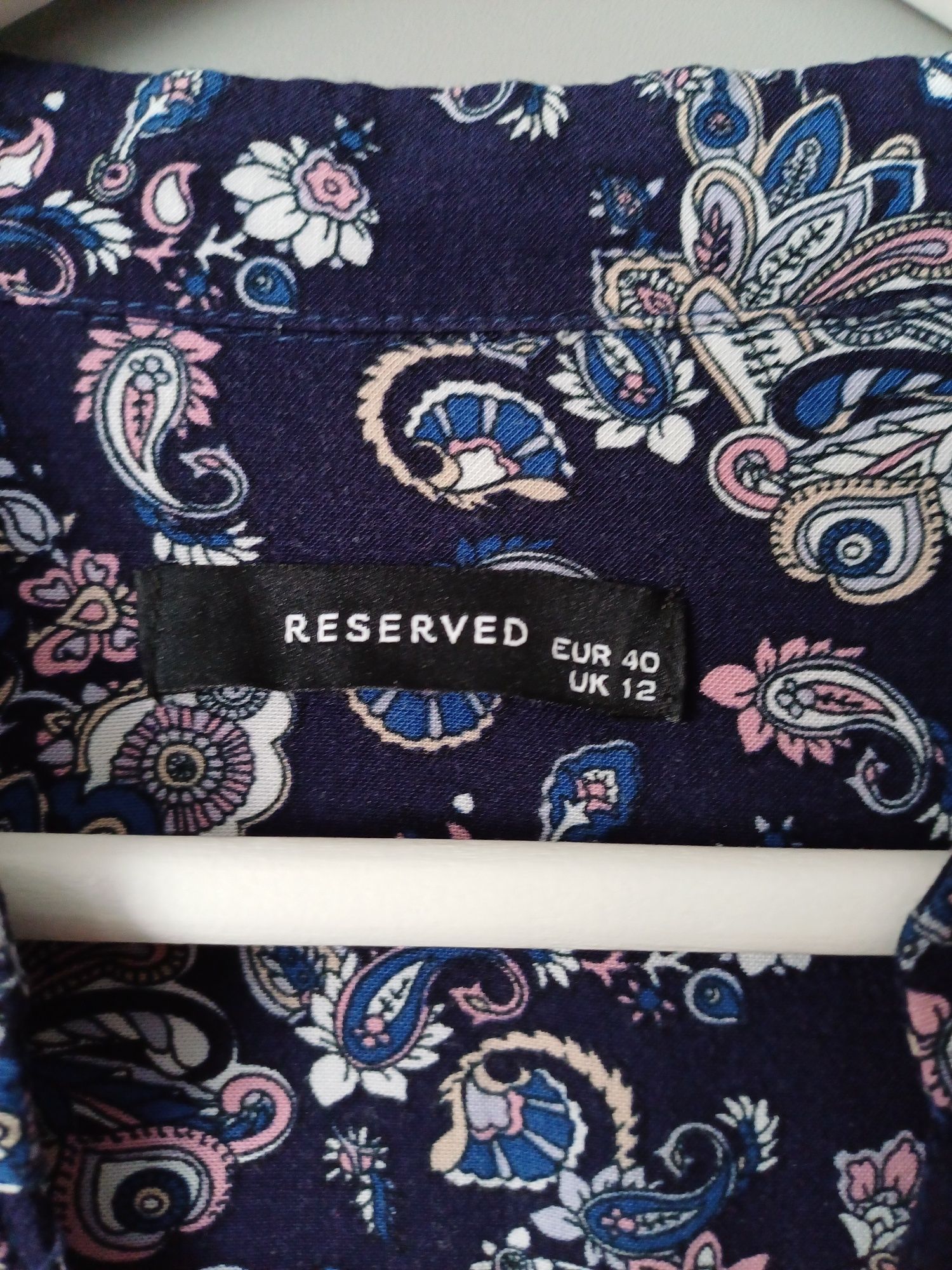 Sukienka wiązana z tyłu.Reserved.