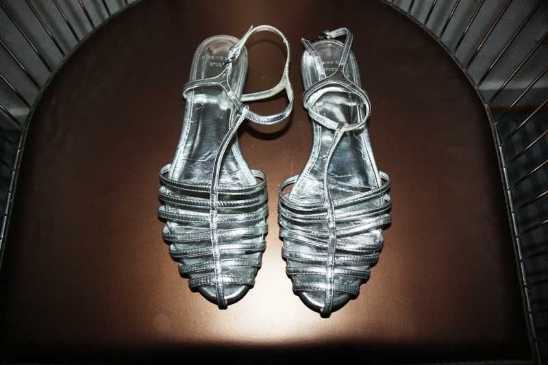 Sandálias em pele prateadas baixas da Massimo Dutti T. 37