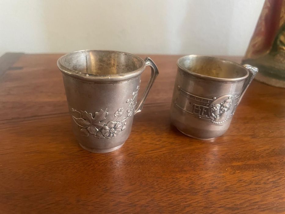 Duas chávenas em prata
