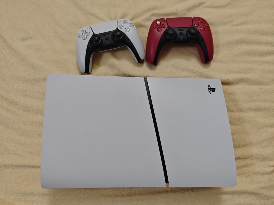 Продам игровую консоль PS5 SLIM з дисководом 2 джойстика