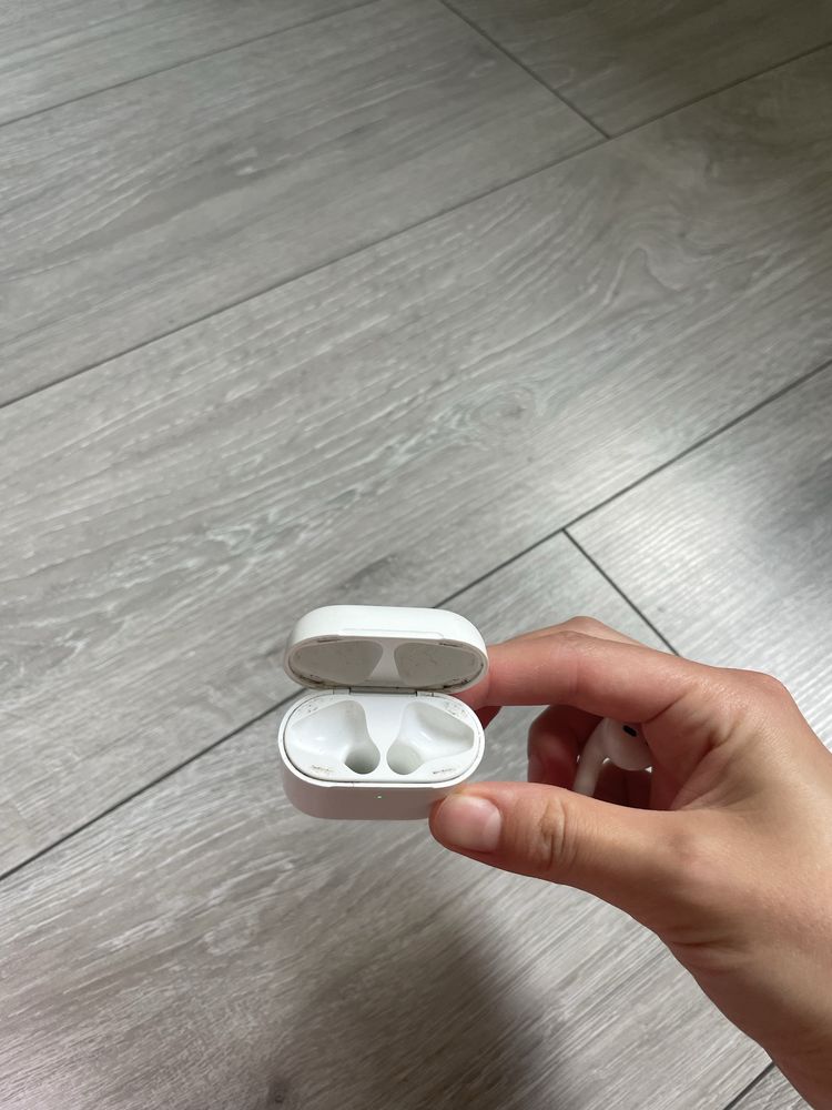 lewa słuchawka AirPods 2 i pudełko