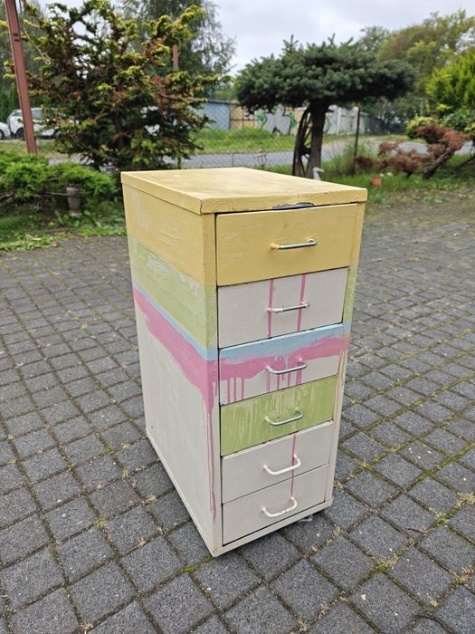Metalowa szafka, kolorowa komoda z szufladami, szafka nocna