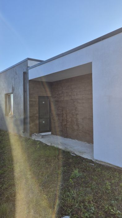 )( Продаж новобудови в стилі Хай Тек