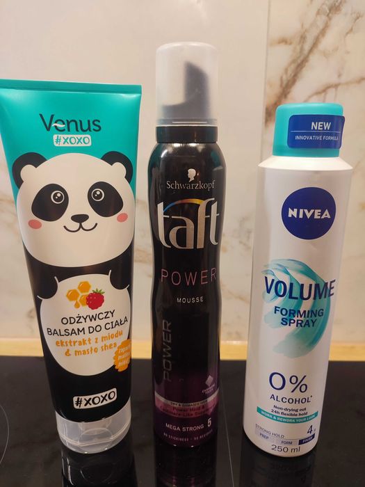 Zestaw kosmetyków: balsam do ciała, lakier do włosów, pianka do włosów