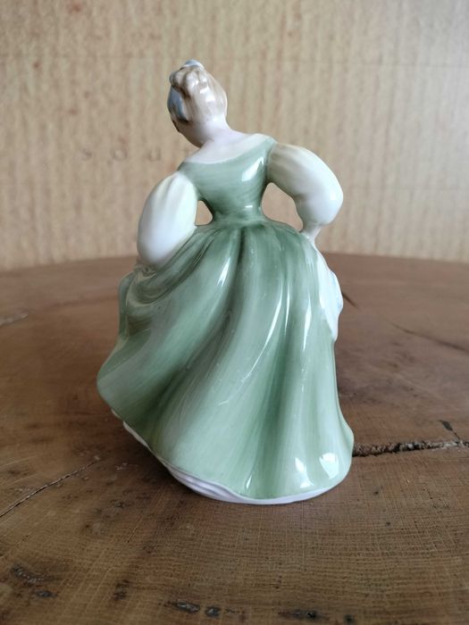 stara porcelanowa figurka Royal Doulton Fair Maiden