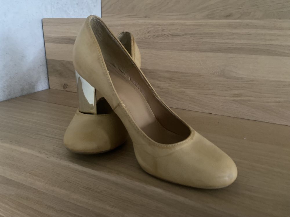 Buty na metalicznym obcasie