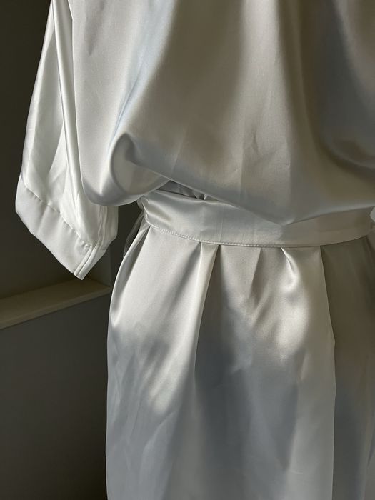 Biały szlafrok ślubny ślub przygotowania panna młoda