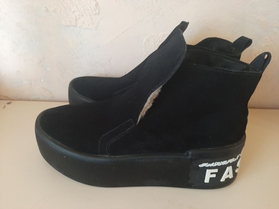 Жіночі кросівки хайтопи зимові на великій підошві.Чорний замш.