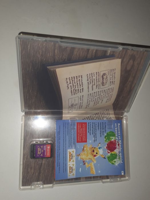 Pokemon violet com capa atrás em francês