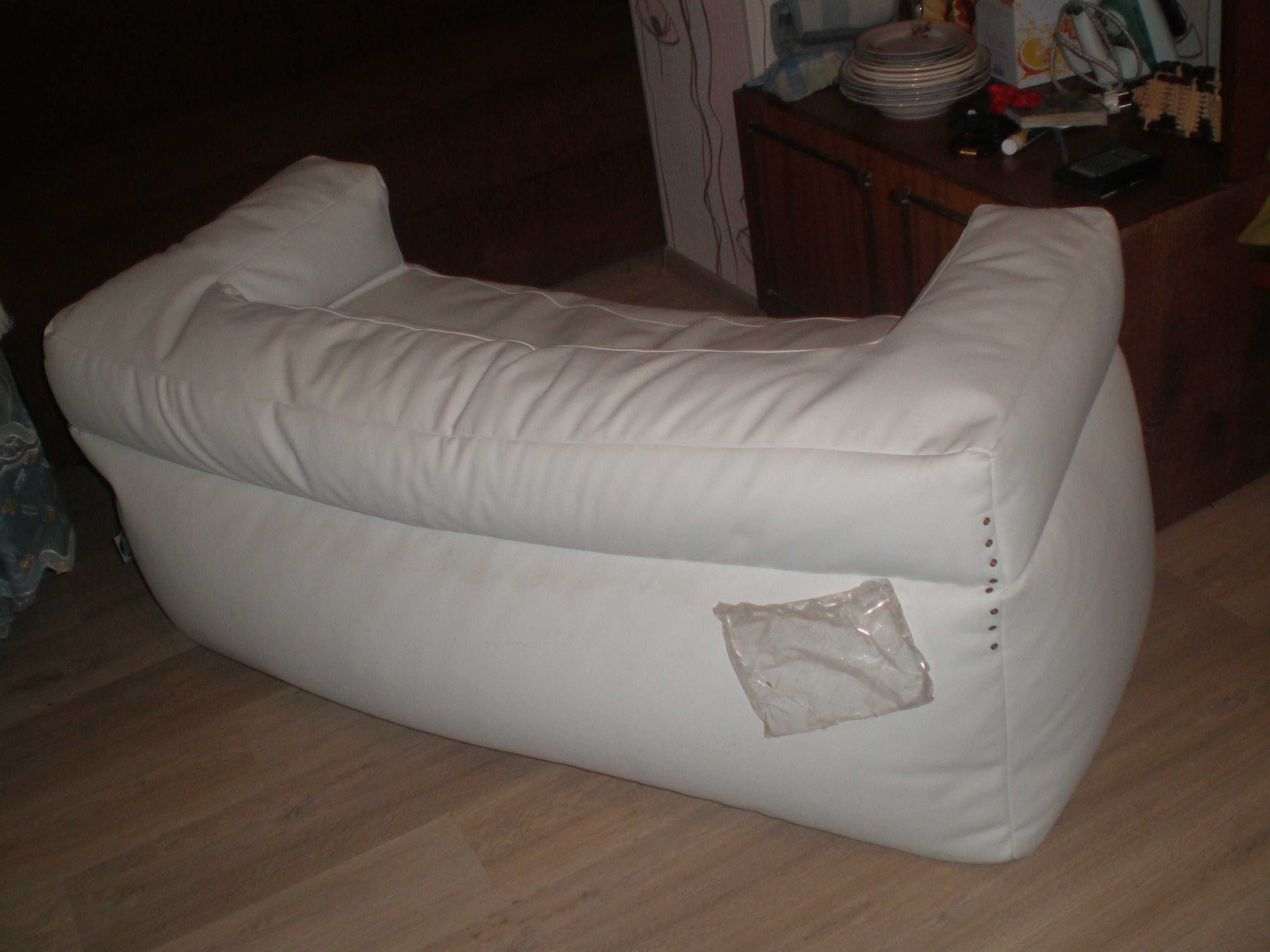 белый бескаркасный диван