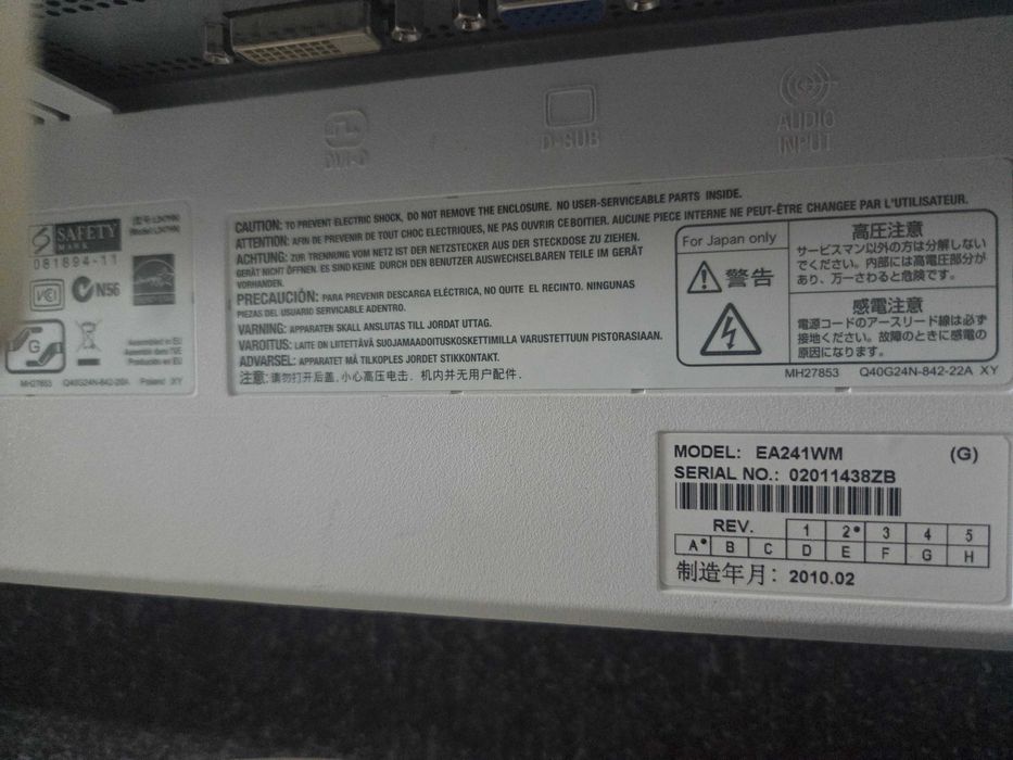 3 monitory NEC MultiSync EA241WM 1920 × 1200 (WUXGA)