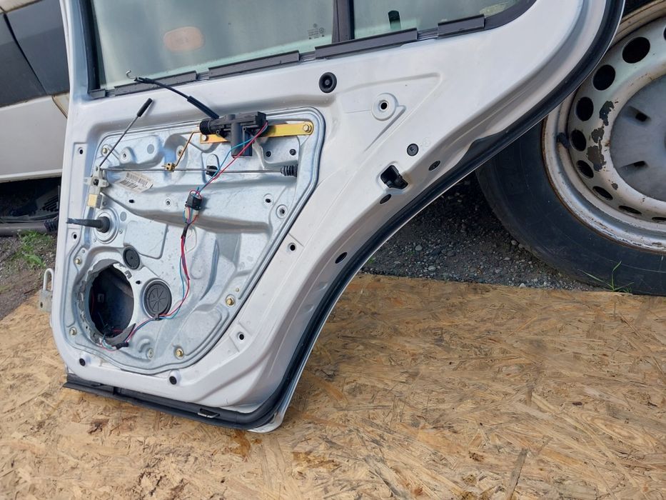 KOMPLETNE Drzwi tył Prawe Hatchback LB7Z VW Golf IV 4 srebrne