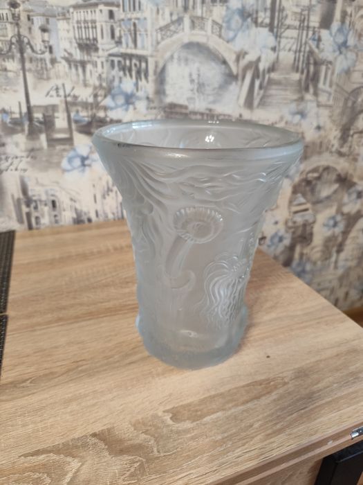 Ваза из матового стекла